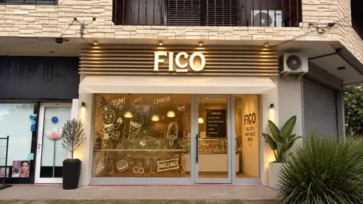 Fico: Fachada, cartel y vidriera