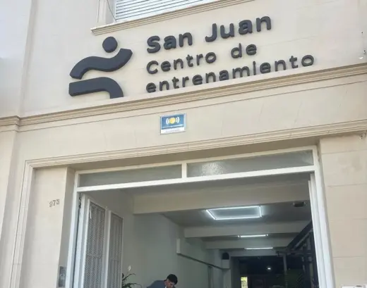San Juan Centro de entrenamiento: Cartel corpóreo de fachada